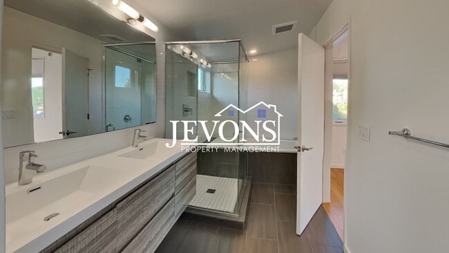 Building Photo - Luxury single-family home with inclusive water, sewer, and garbage