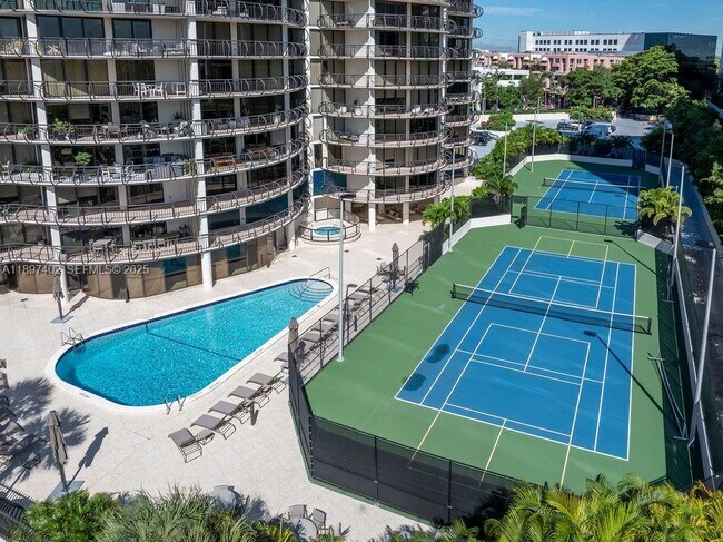 Building Photo - 2843 S Bayshore Dr