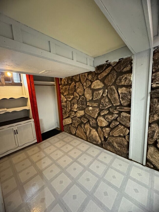 Building Photo - 3 bed 1.5 bath home in Bettendorf!