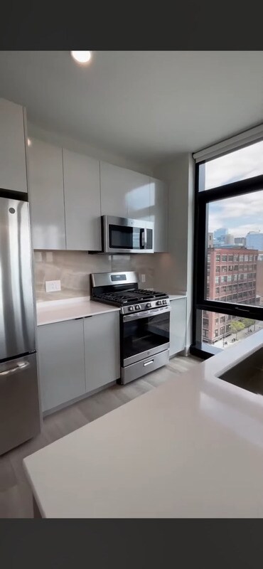 Building Photo - 1214 W Van Buren St