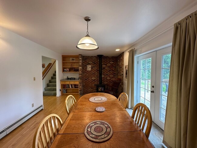 Building Photo - Fully Furnished 3BD/3BA Home with Solar Power