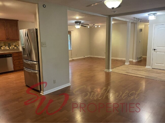 Building Photo - Charming 3 Bed / 2 Bath Home in a Quiet Central Neighborhood