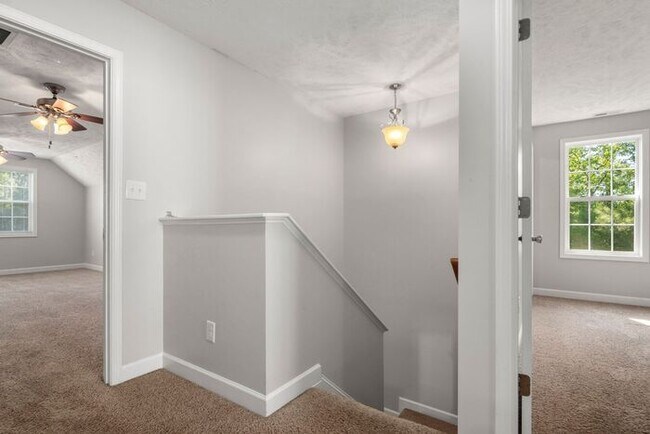 Building Photo - 4 Bedroom 2.5 Bath Home