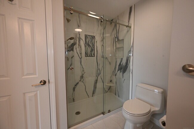 Building Photo - 560 Silver Sands Rd