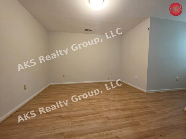 Building Photo - 5004 Melrose Way