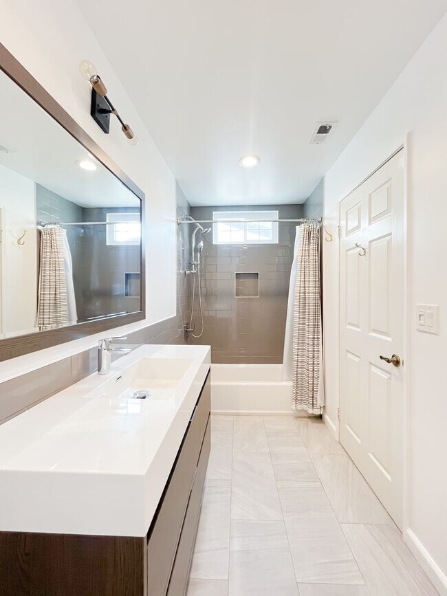 Building Photo - Breathtaking 2-Bedroom Townhome with 2-Car...