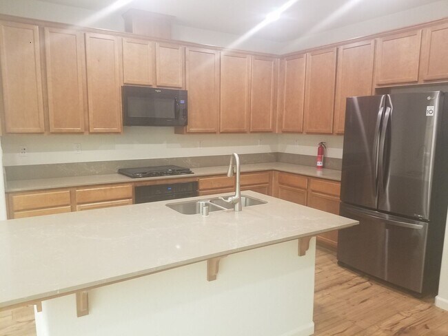 Building Photo - Beautiful, Large 4 BR/2.5 Bath Home,  Lots of light!  Great Neighborhood!