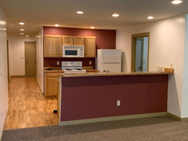 Building Photo - Beautifully Maintained Townhome