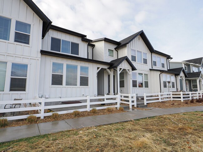 Building Photo - Townhome in West Jordan