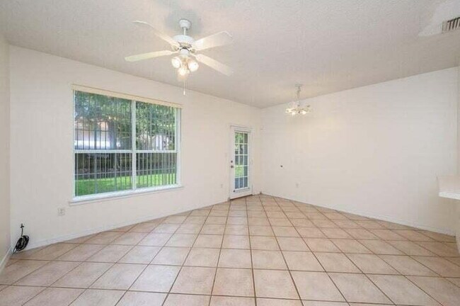 Building Photo - Move in ready Townhome in Fort Walton Beach close to Eglin AFB!