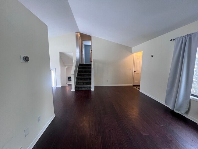 Building Photo - Single Family Home - Three Bedroom Tri-level!