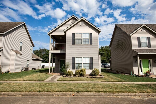 Building Photo - 4 Bedroom, 2.5 Bath Home With Two Car Garage