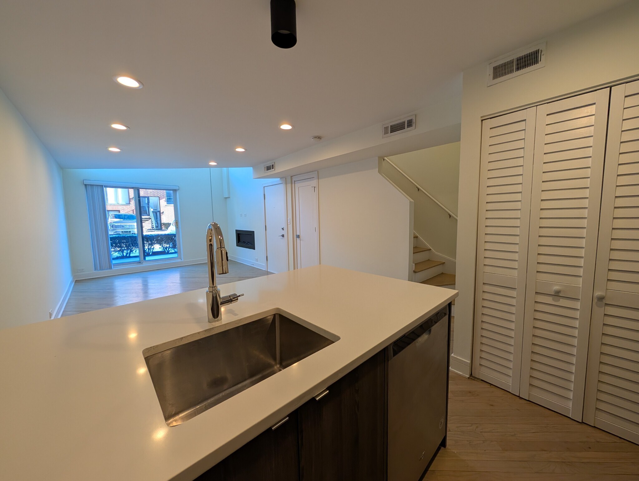 Building Photo - 3763 N Sheffield Ave