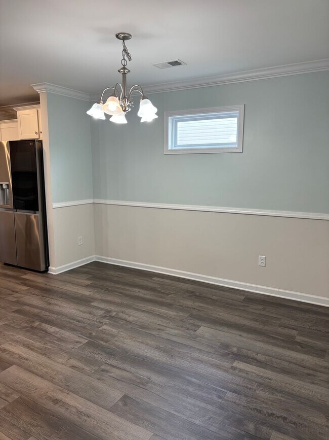 Building Photo - 5 bedroom 3 bath home in Pocalla Springs