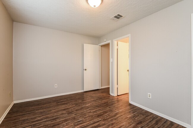 Building Photo - 2718 N Brompton Dr