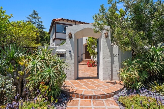 Building Photo - Kensington Exceptional Location 4Bed 3.5 Bath Private Gated Spanish Estate like property