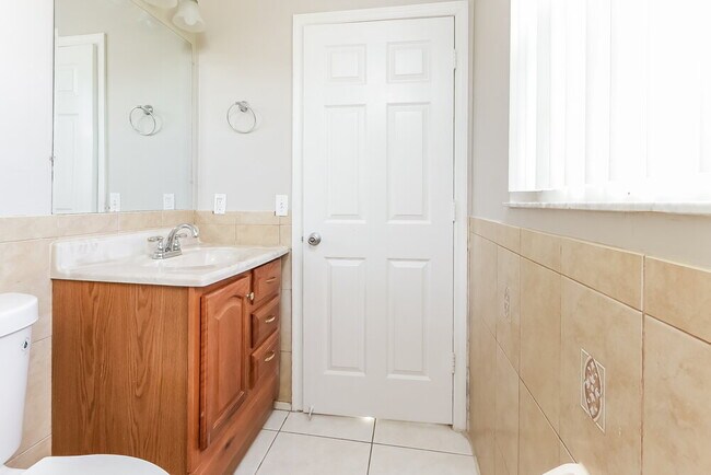 Building Photo - 1576 SW Pitts Ave