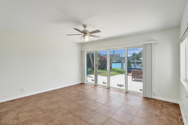 Building Photo - 1717 N Riverside Dr