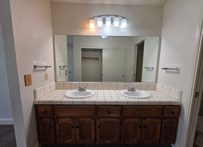 Building Photo - 3 bedroom condo w/2 car garage!