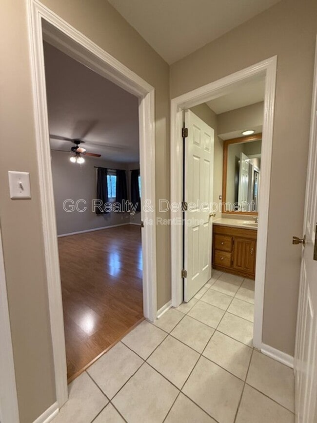 Building Photo - 609 Pinecroft Dr