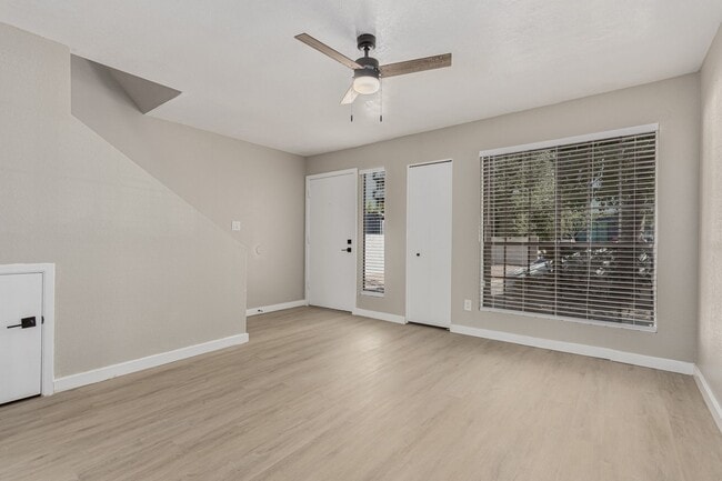 Building Photo - 736 S Farmer Ave