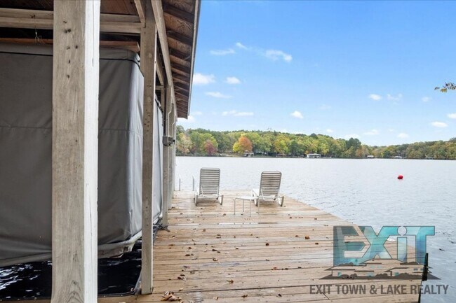 Building Photo - Lakefront Rental in Long Branch Shores