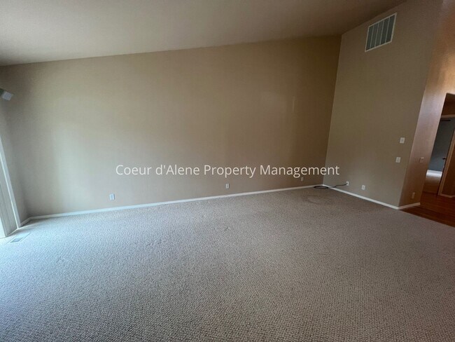 Building Photo - 2 bed, 2 bath townhouse near Avondale Golf Course!