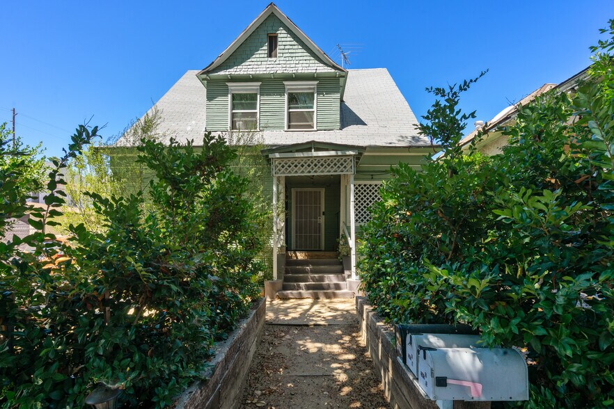 Front of house - 207 E Avenue 31