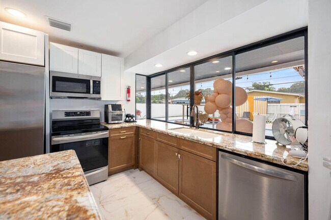 Building Photo - 8444 Sheraton Dr