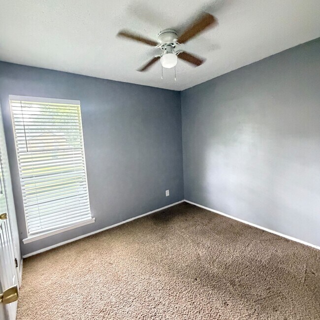 Building Photo - 728 Amity Ln