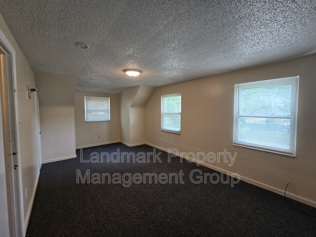 Building Photo - 15205 Maplewood Ave