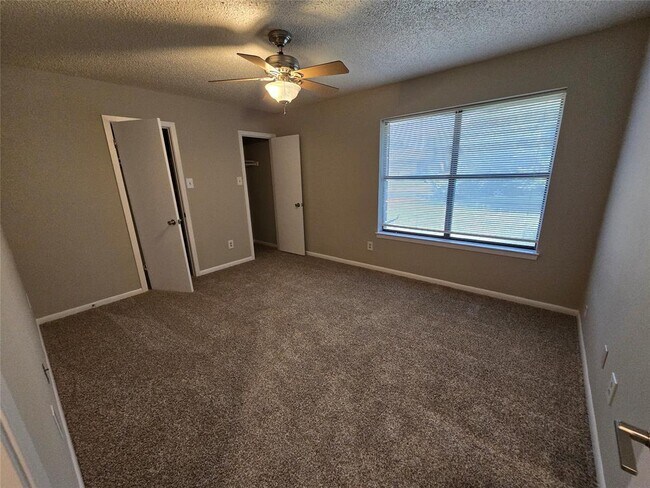 Building Photo - 402 Greenwood Dr