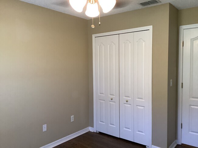 Building Photo - 2207 Golden Ivy Way