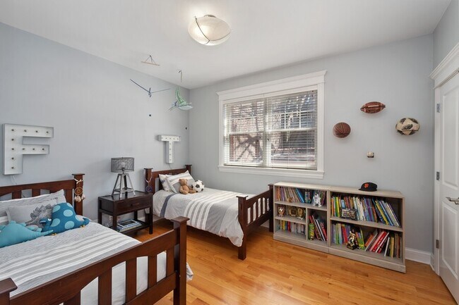Building Photo - 3814 N Greenview Ave
