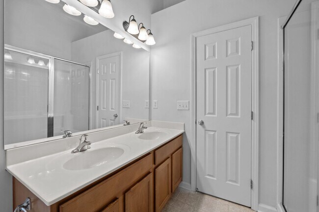 Building Photo - Spacious 3-Story End-Unit Townhome Near RTP