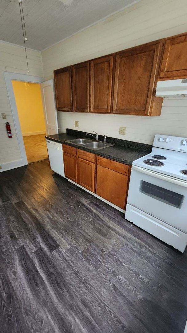 Building Photo - 1 Bedroom Apartment near Lake Olmstead