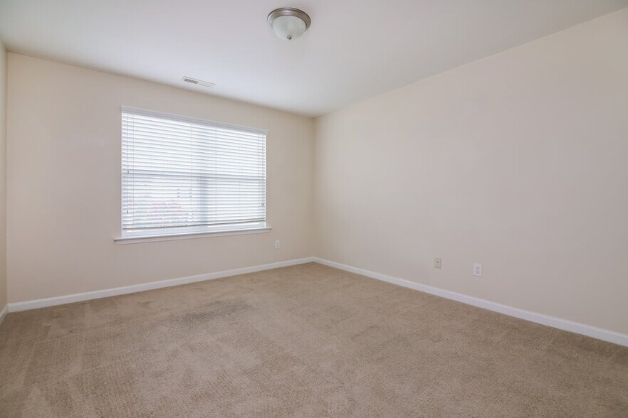 Building Photo - 731 Hunters Ridge Dr