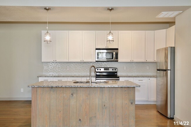 Building Photo - Beautiful 4/4.5 Home with 2 Car Garage in the Heart of Mills-Orlando!