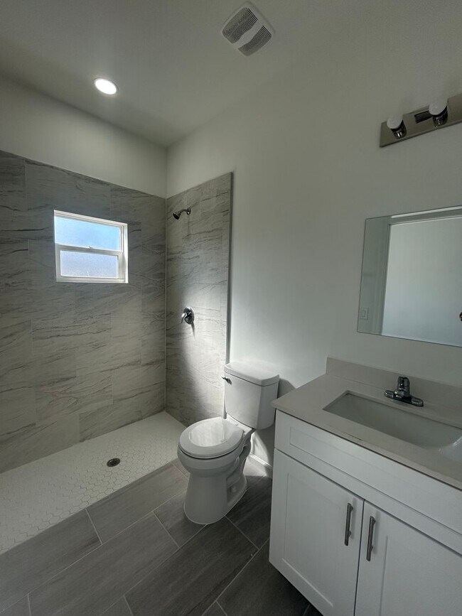 Building Photo - Brand-New Modern 2BR/2BA Home with Garage- In Serene Lake Placid Location