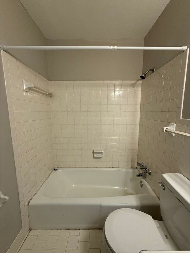 Building Photo - 2 Bedroom Unit was recently renovated. Live walking distance from the downtown square or steps fr...