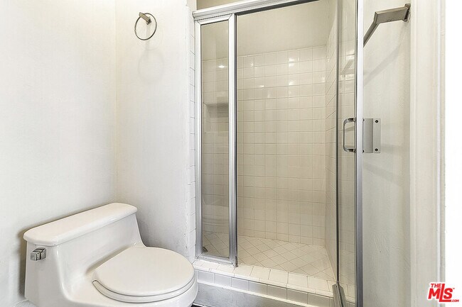 Building Photo - 143 S Mansfield Ave