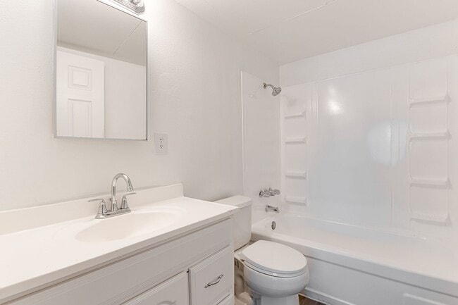 Building Photo - Charming Upstairs Unit with Prime Location...