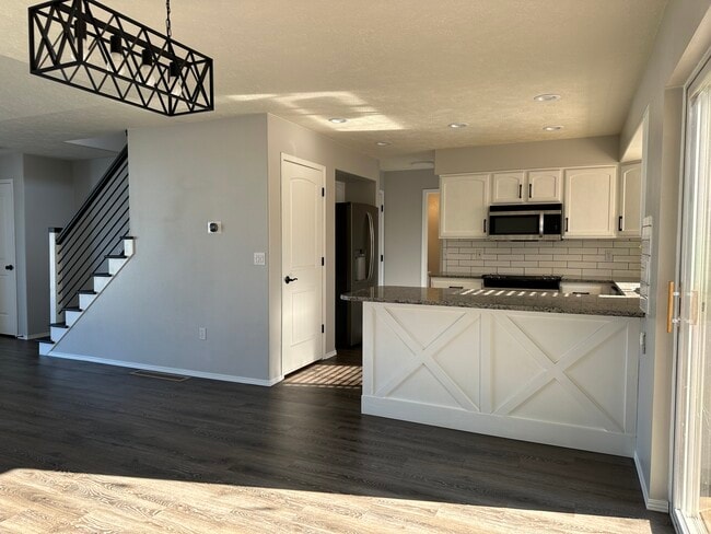 Building Photo - 23812 E Maxwell Ave