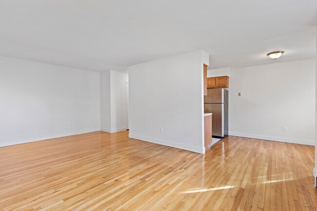 Building Photo - 220 Meadow Ln