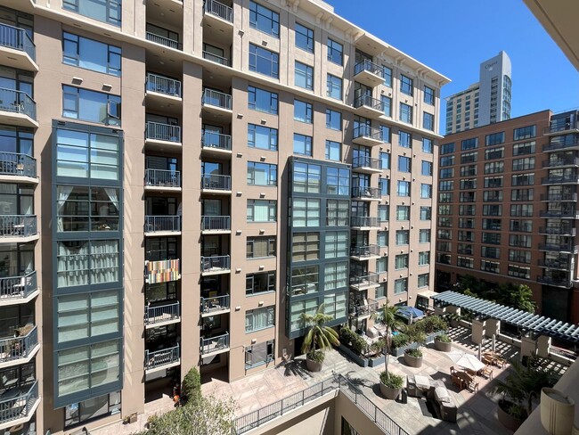 Building Photo - Top floor 1 Bed/1Bath Condo in  Gaslamp