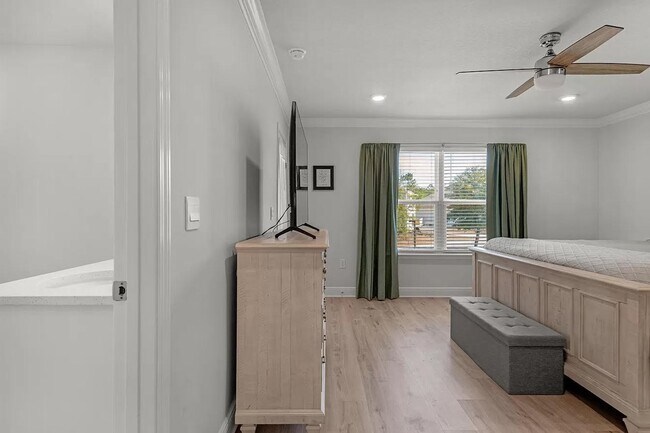 Building Photo - Three Bedroom Two and a half Bath In Hammock Oaks