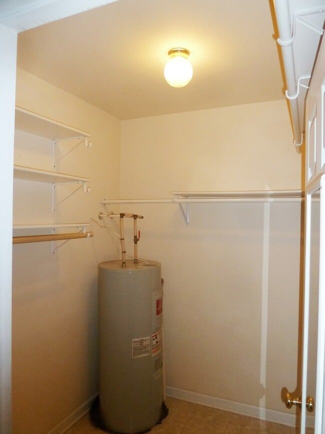 Building Photo - Awesome location for this spacious 4br 2ba...