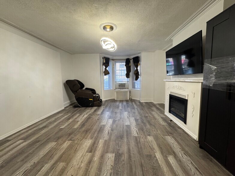 Building Photo - 522 51st St