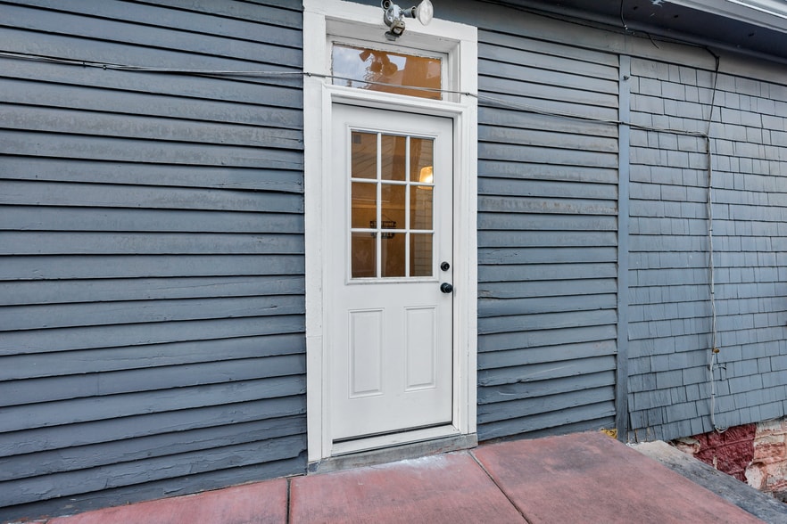 Private entrance - 1125 Manitou Ave