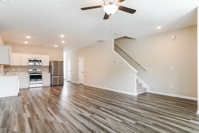 Building Photo - 561 Landing View Dr